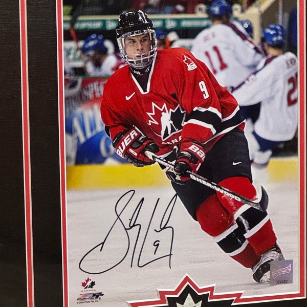 SIDNEY CROSBY SIGNED FRAMED PHOTO