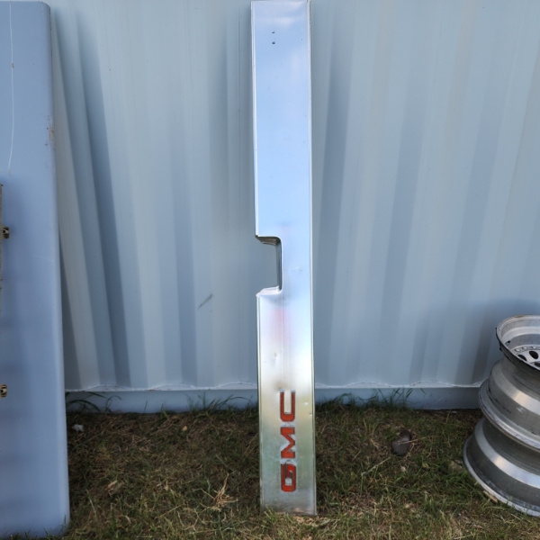 81-87 GMC TAILGATE CHROME 