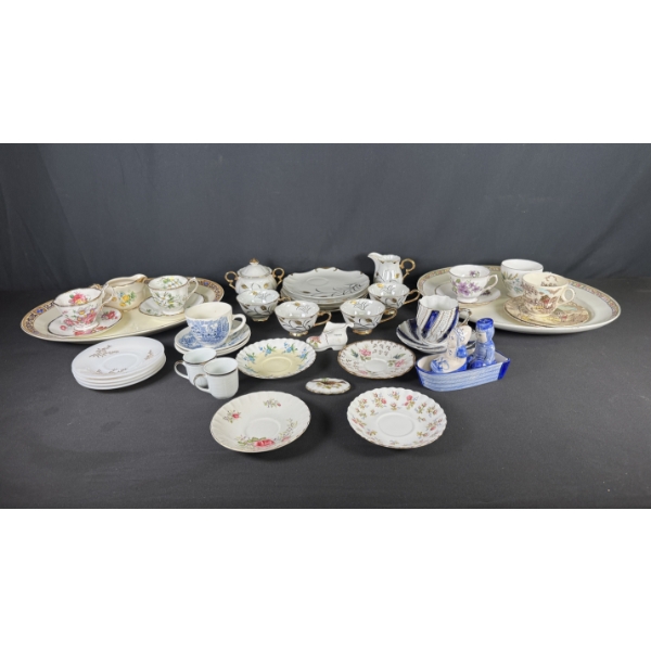 VINTAGE CHINA TEACUPS & SAUCERS