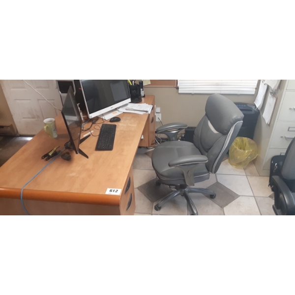 Wooden 4 Drawer Office Desk With 2 Locking Drawers(key included). Comes with Chair. *Computer NOT in