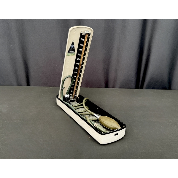 VINTAGE NOVA PRESAMETER MANUAL SPHYGMOMANOMETER (BLOOD PRESSURE)