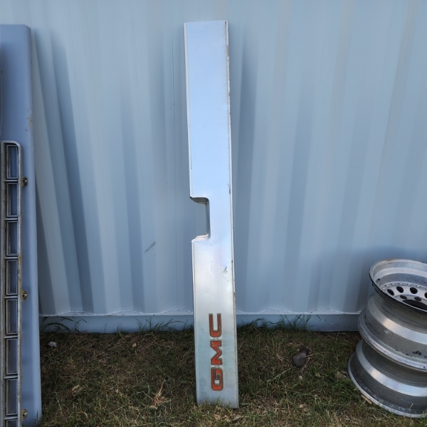 81-87 GMC TAILGATE CHROME 