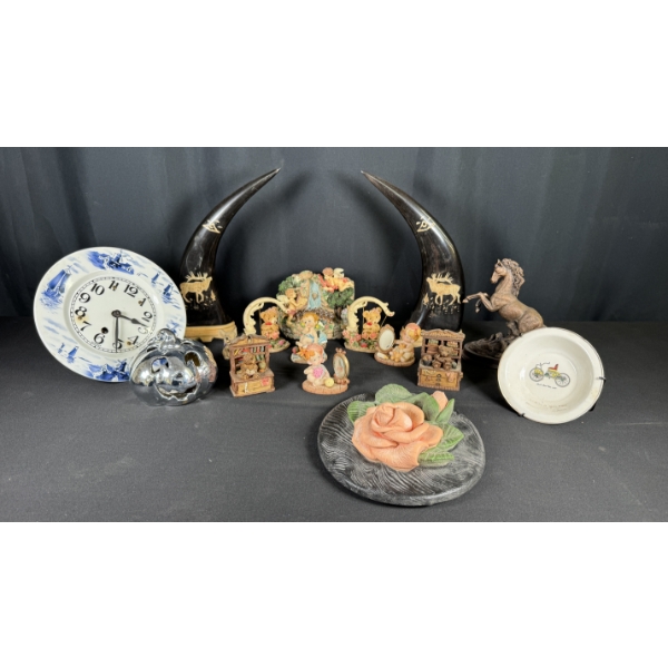ASSORTED COLLECTIBLES (CERAMIC CLOCK, CARVED HORNS, CHERUBS)