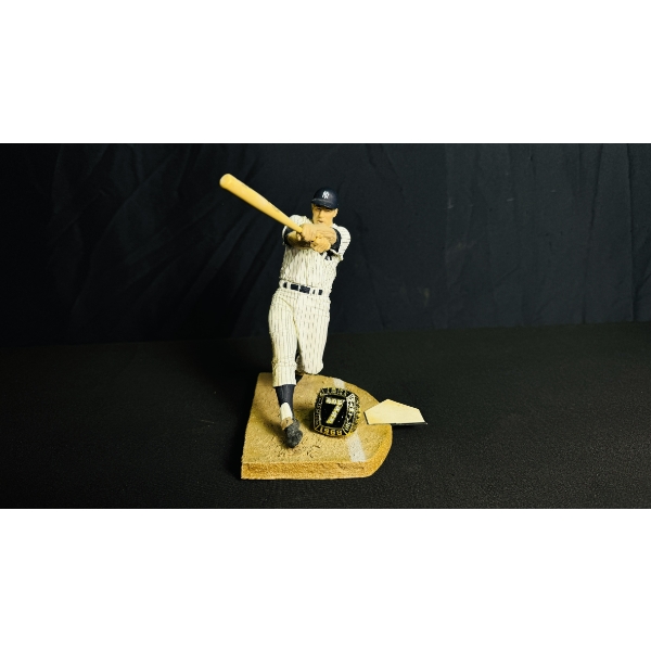 NEW YORK YANKEES MICKEY MANTLE FIGURINE W/ 1968 MVP RING