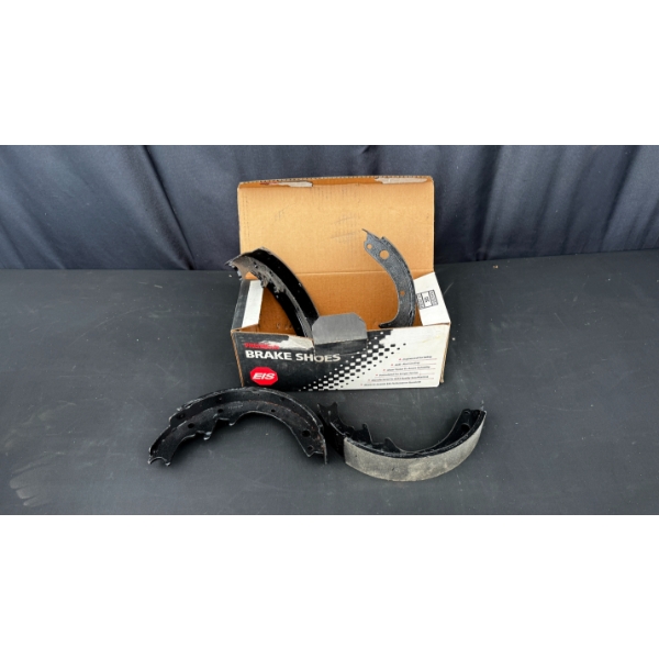 SET OF BRAKE SHOES