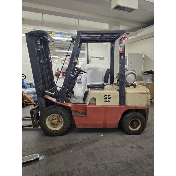 NO RESERVE 2001 NISSON FORKLIFT